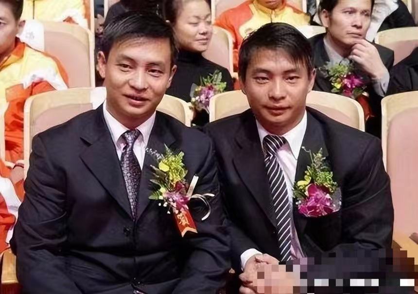 体坛双星李大双与李小双，犹如奥运体操赛场上的两颗明星，英姿焕发。正当他们为祖国赢