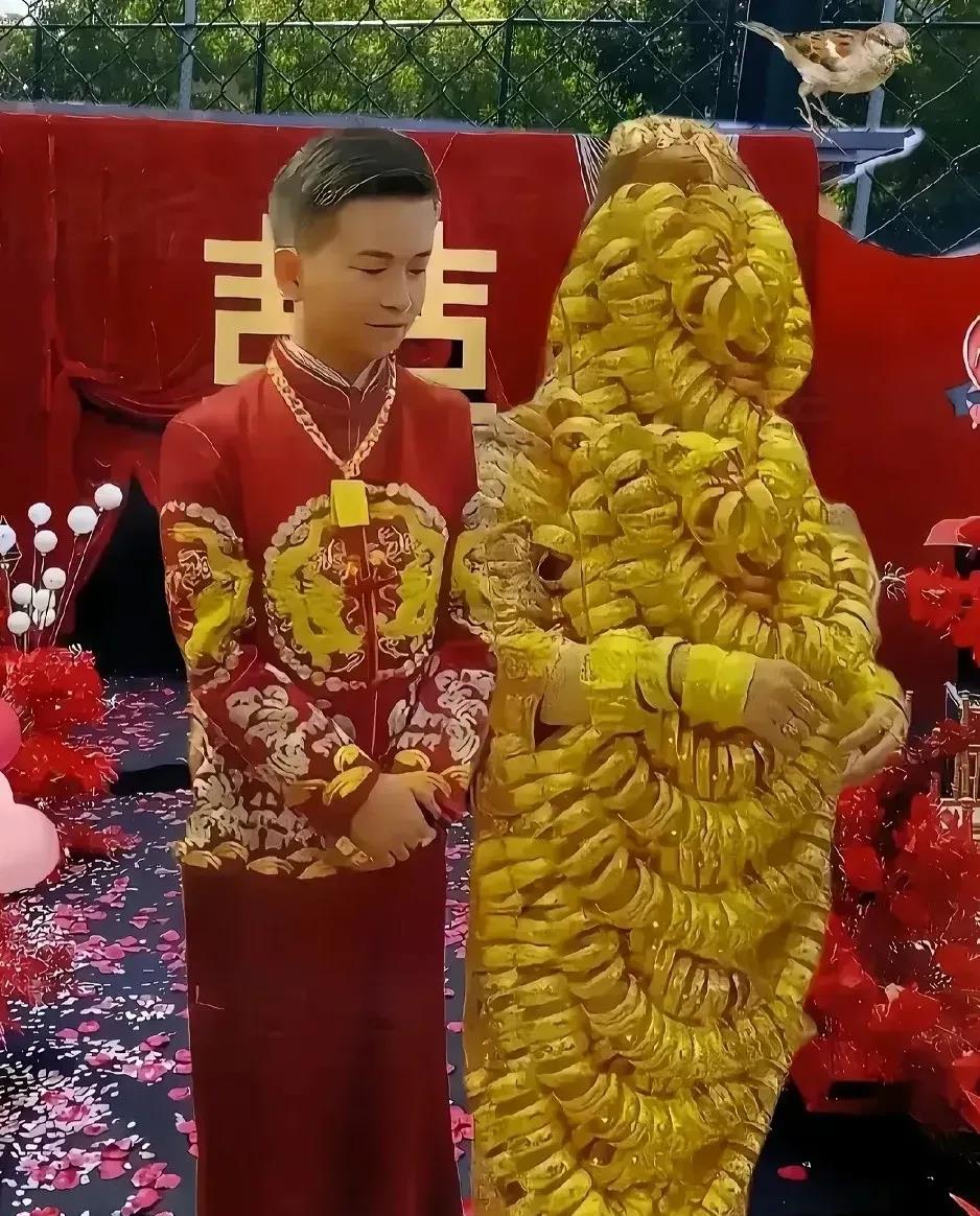炫耀财富不应该成为一种行为：金镯子过多挂在娇小新娘身上，遮住了她的脸，甚至连路都