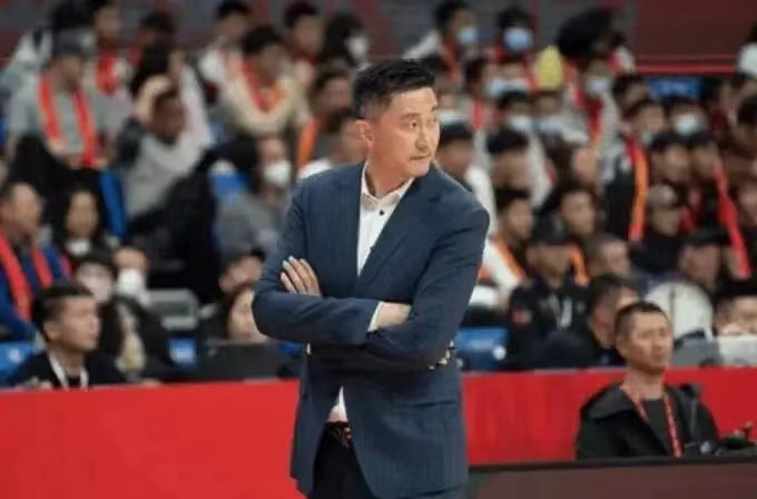 昨晚广东惨败，杜锋被球迷喊下课，可以看出比赛确实输的比较难看：
广东队在CBA称