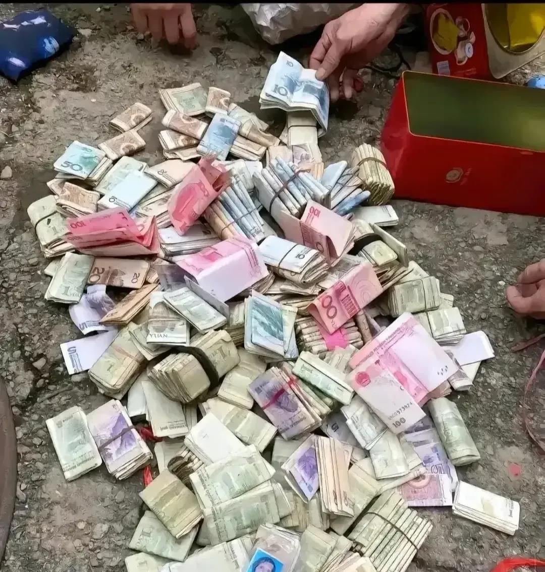 一位独居的五保户老人不幸离世，社区工作人员在进行遗物清理时，发现了一个铁盒子。打