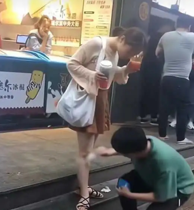 我看到服务员的眼里，满是羡慕的目光……

