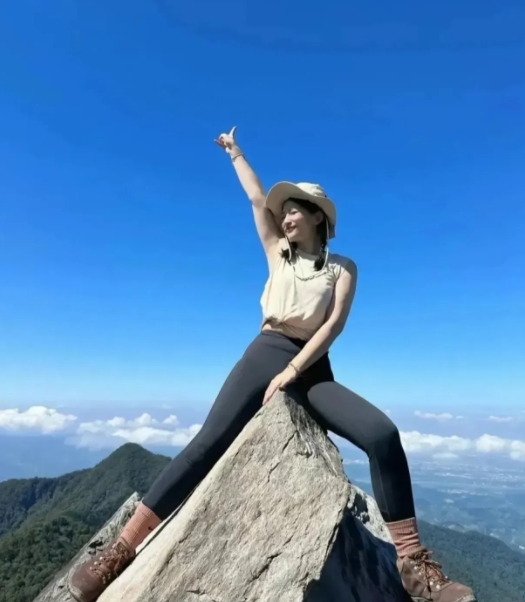 看到大姑娘，此图此景，打一成语