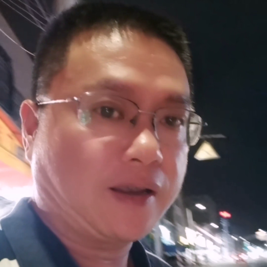 台上讲的是规矩，台下走的是关系，嘴里喊的是正义，心里想着的是力气。表面一身正气，