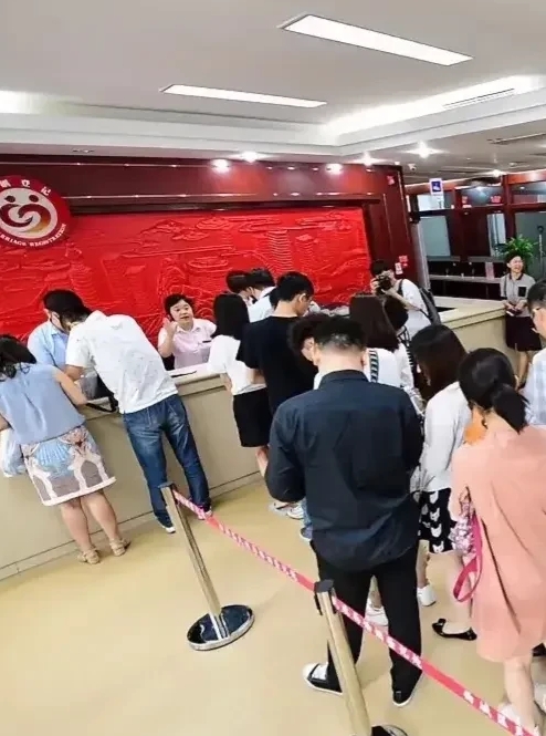 “民政局全是离婚的，没有一对是结婚的”，这是我去民政局找朋友办事时看到的。

出