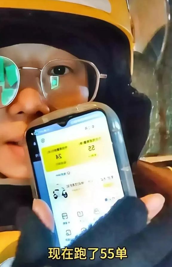 一名北京的骑手为了验证上海骑手三年跑了102万的说法，连续跑了12个小时，总共跑