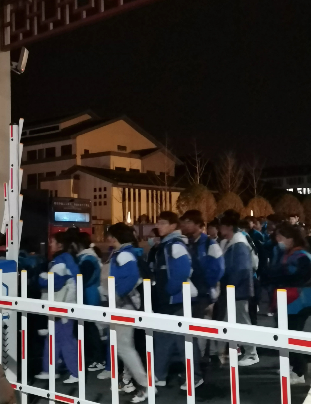 这是祖坟冒青烟了吗？

一个内蒙古家长连线张雪峰的直播间，说自己高三的女儿无论是