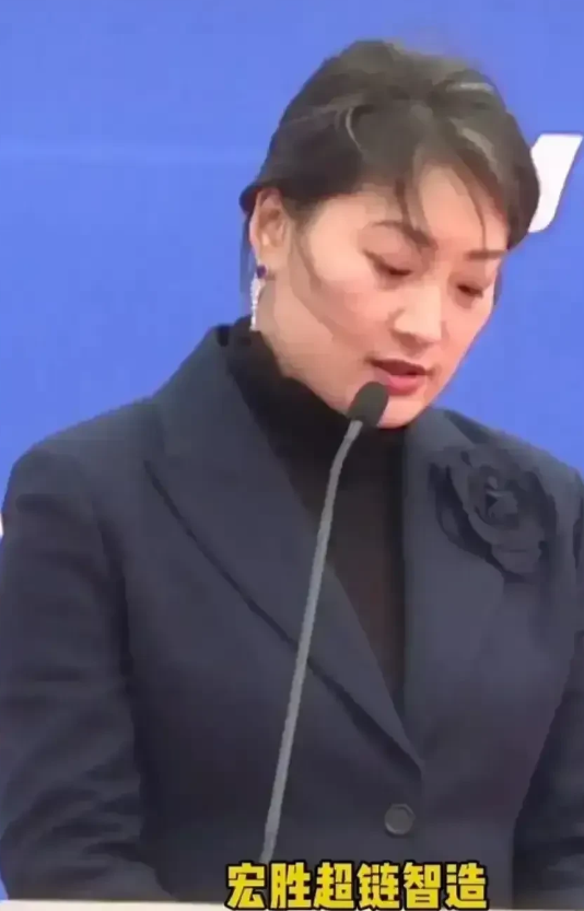 有那么多白头发，嫁不出去了！宗庆后的女儿宗馥莉近照曝光，1982年的42岁，年纪