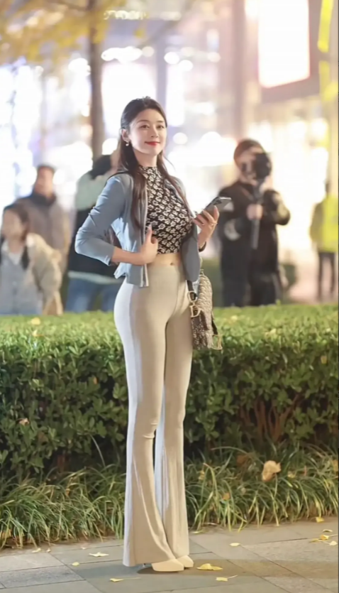 最近走火网络的一位街拍女士。网友纷纷被她的气质和身材吸引，颜值也是明星脸，五官精