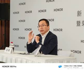 赵明很实在啊，他说，不要听什么友商说什么做全功能的折叠屏，那是因为他们做不薄。荣