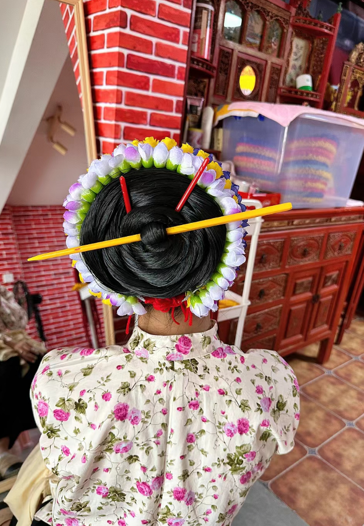 能盘出这么圆的发髻全蟳埔村就一家（浔埔村）
不得不说，我们家的客妹走出去都会被羡