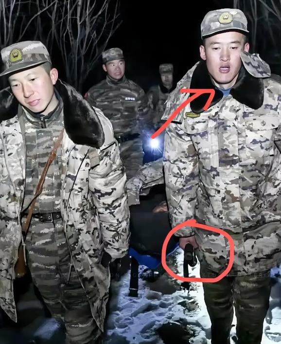 甘肃地震，子弟兵们可怜巴巴的，抬单架的时候冻得跟冰棍似的，居然没有手套。而红十字