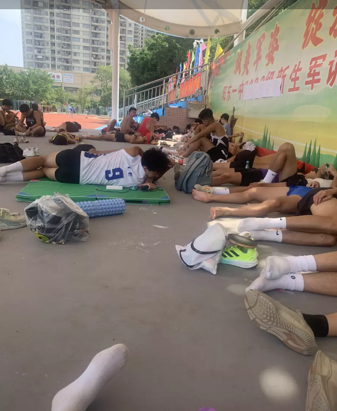 瞬间变成生化武器工厂。