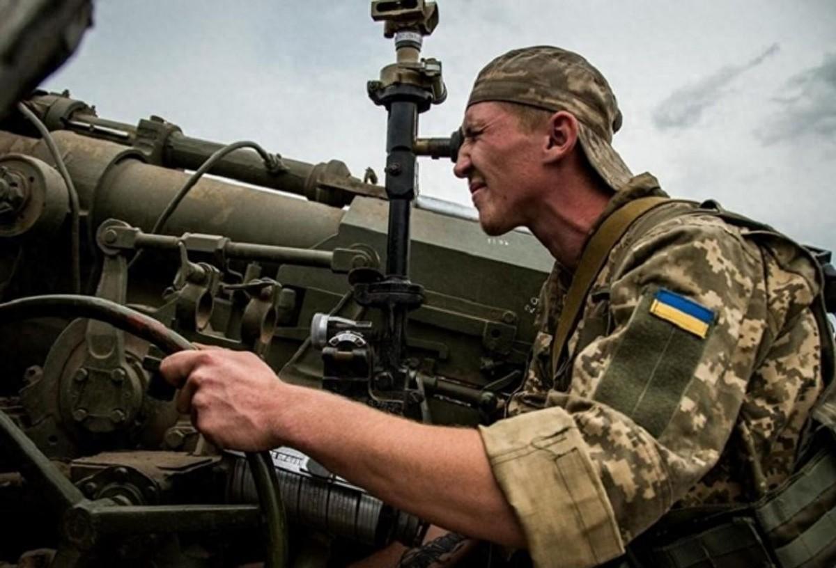 在经过俄罗斯的途中，一批中国发往波兰的集装箱被俄方扣押。这一事件引发了广泛关注，