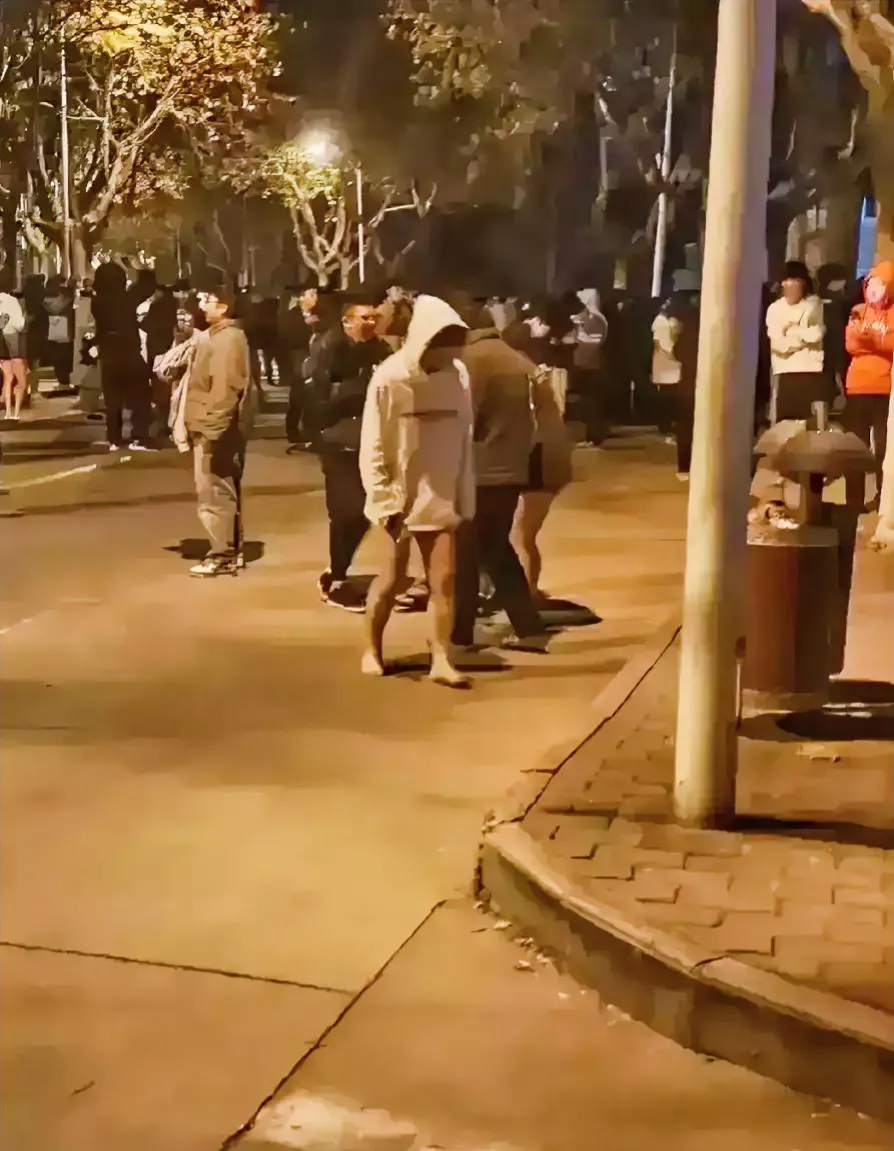 别裸睡，别裸睡，别裸睡，地震来了光着屁股害羞不说，躲过了地震却没躲过天寒地冻，这