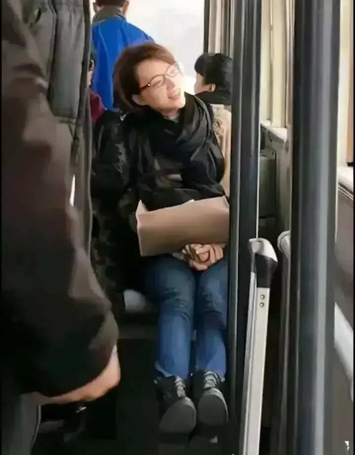 这一幕简直令人难以置信！毫无任何架子的大明星亲自乘坐公交车！