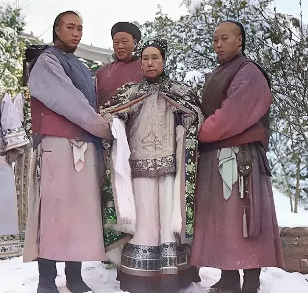 当我看到这张照片时，我不禁陷入深思，慈禧太后也不漂亮啊，她身披龙袍，执掌红颜，却