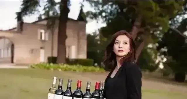 杨丽萍：我有一个月亮宫，价值3500万；

佟丽娅：我有一座澳洲庄园，价值700