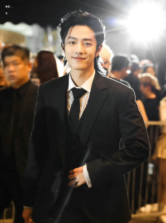 肖战新加坡出席活动，西装配上狼尾发型妥妥小说里的霸道总裁即视感！
高挑颀长的身材
