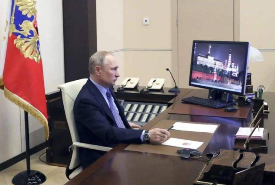 美国媒体人采访普京，私下西方媒体虚伪面具，欧盟扬言要制裁卡尔森。伴随着美国媒体人