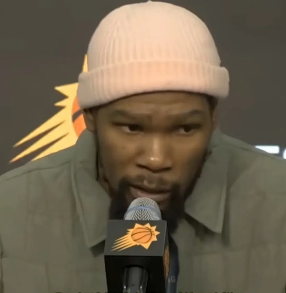 格林被无限期禁赛，这一消息在NBA引起了轩然大波。
而前勇士队员杜兰特对此事的评