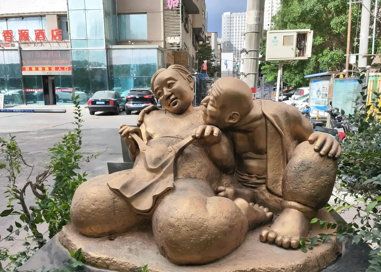 这座雕像，模样七丑八怪，竟安放在库尔勒市的繁华街头，真是丢人现眼！
这样的雕像，