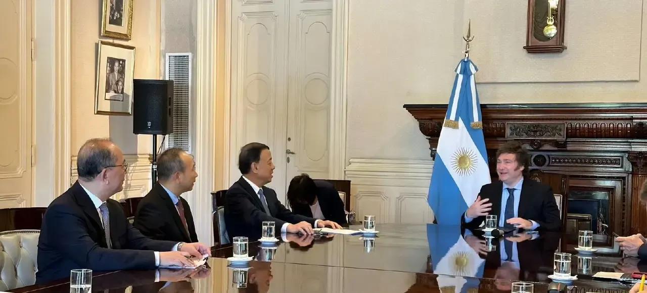 
阿根廷总统米莱会见中方代表，请求中国续签货币互换。他“非常重视与中国的关系。”