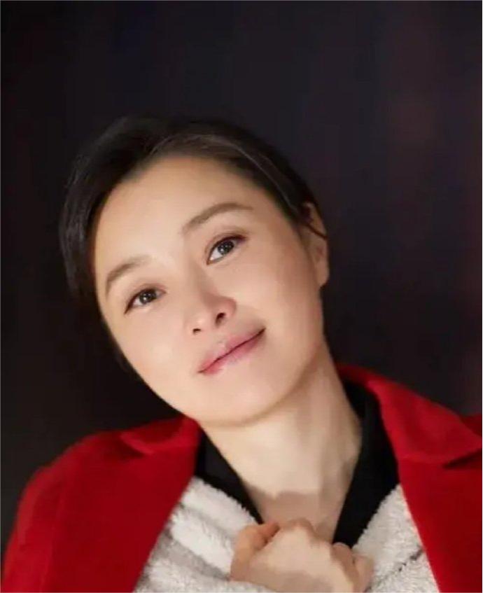 吴越在《县委大院》中饰演的艾鲜枝，性格果敢，行事干练，其表演可圈可点，演绎了一个