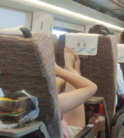 你怎么看待高铁上的这种行为呢？默默关注还是善意提醒？从背影看，应该是个漂亮的小姐