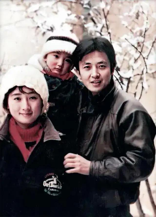 他叫侯长荣，比唐国强长得帅！侯长荣，俊俏英武，被称为江南第一帅哥。因为英俊帅气，