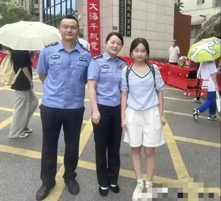 父母都是警察，孩子以后会前途无量的。