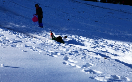 白色天山滑野雪
滑雪场地，欢乐不断，滑雪继续，拍照依旧。
从山坡上滑下来一位驴友