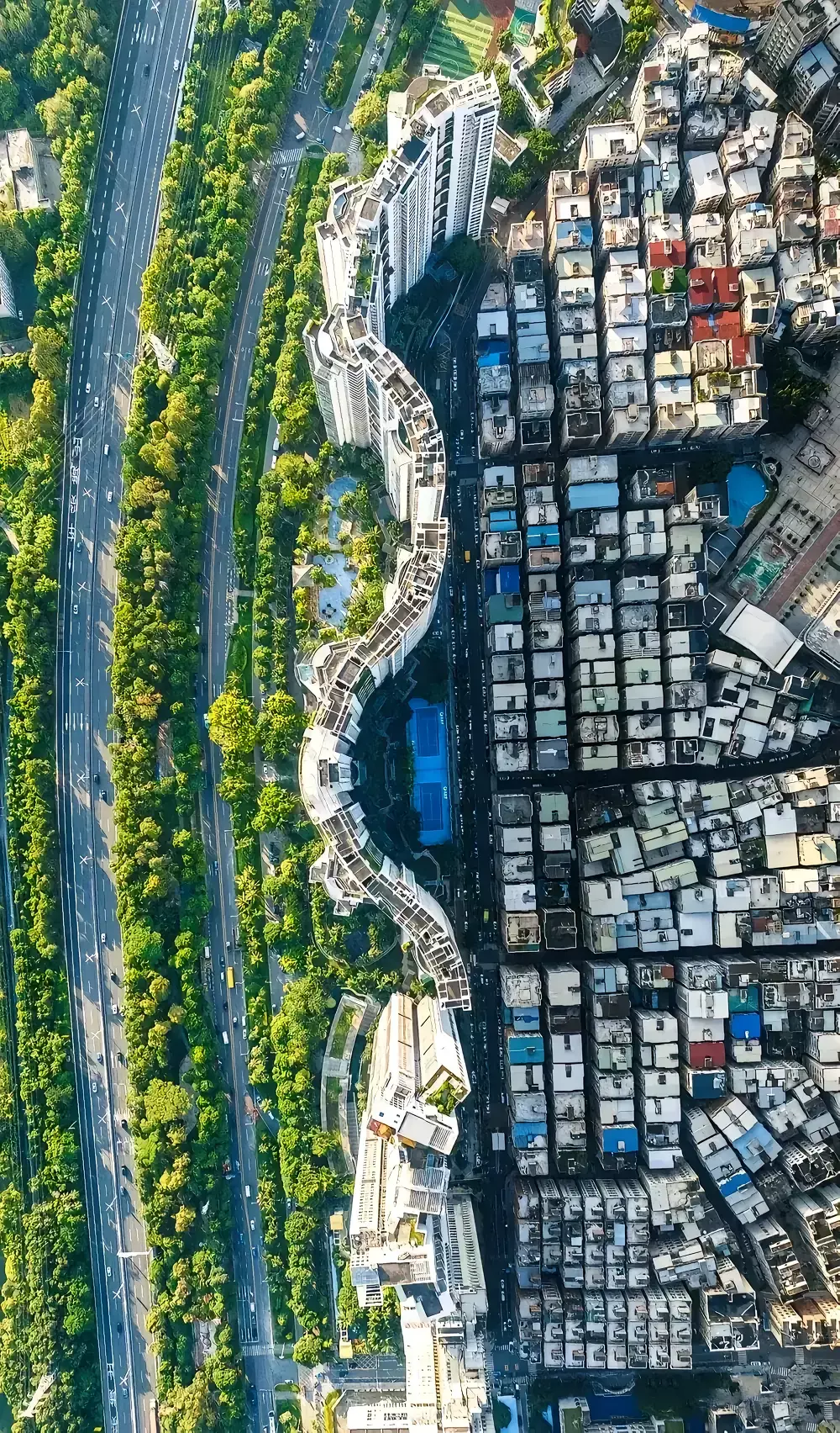 深圳
一边是城中村
一边是高档小区
