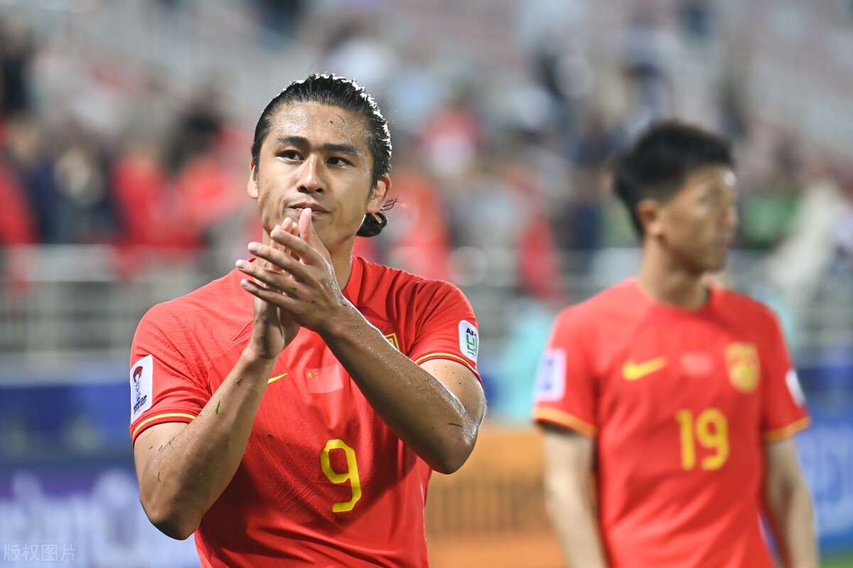 上一场替补表现不错的徐新和张玉宁回到首发，谭龙和王秋明则是坐在了替补席。和首场比