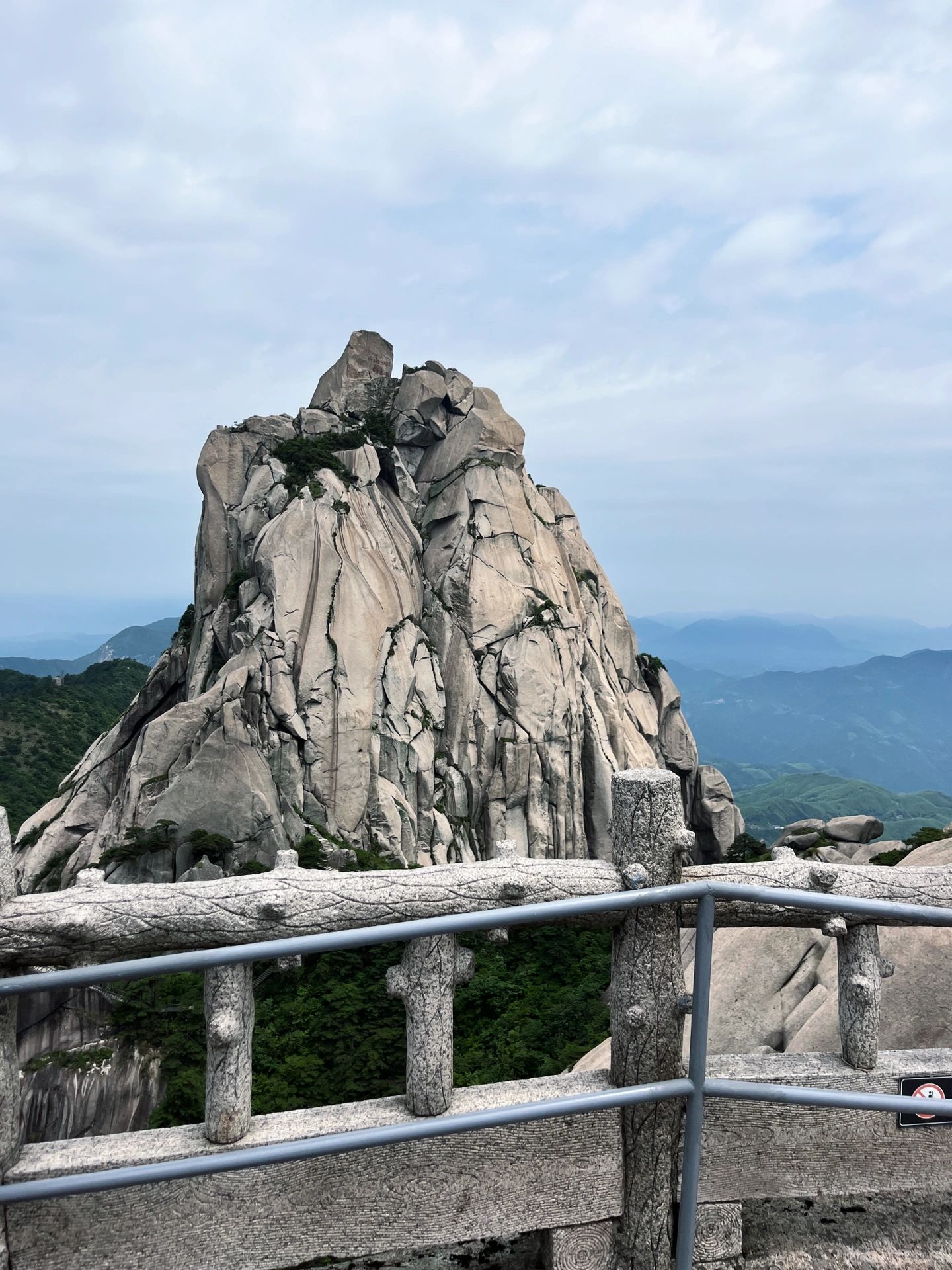 天柱一峰擎日月 洞门千仞锁云雷👍