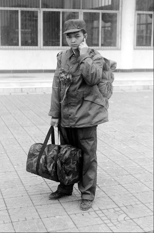 我当兵时，连队转士官比提干都难，因为那时是八十年，一个营也没几个志愿兵名额，那个