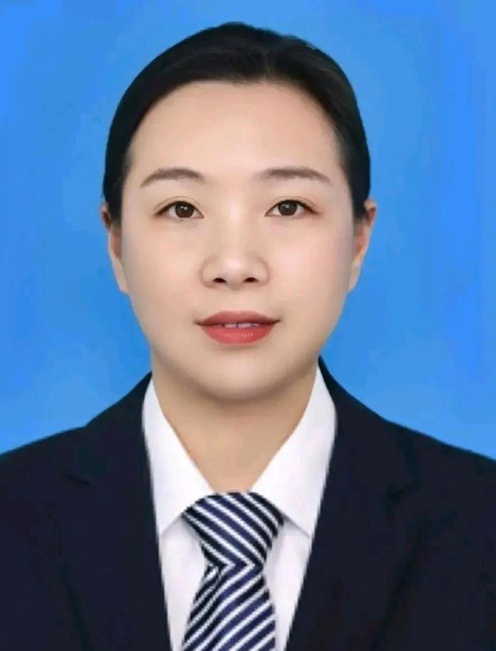 江苏的一位颜值出众的女性副县长备受瞩目[赞]，她是一名80后干部，出生于1980