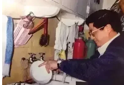 90年代，黄菊在家刷碟洗碗。
那时的黄菊工作非常繁忙，但只要有空，他就回家收拾家