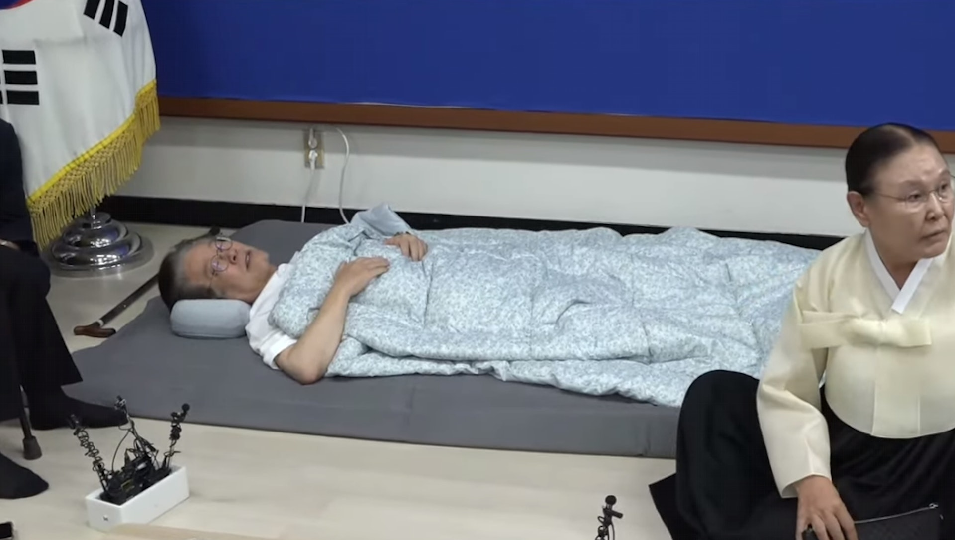 李在明绝食19天终于撑不住昏迷，被紧急送医院抢救，与此同时，韩国检方宣布将申请将