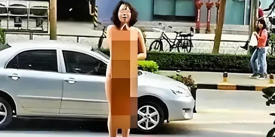 
在江苏靖江，一名女子因为丈夫出轨，在大庭广众之下褪去自己的衣衫，伤心大哭，试图