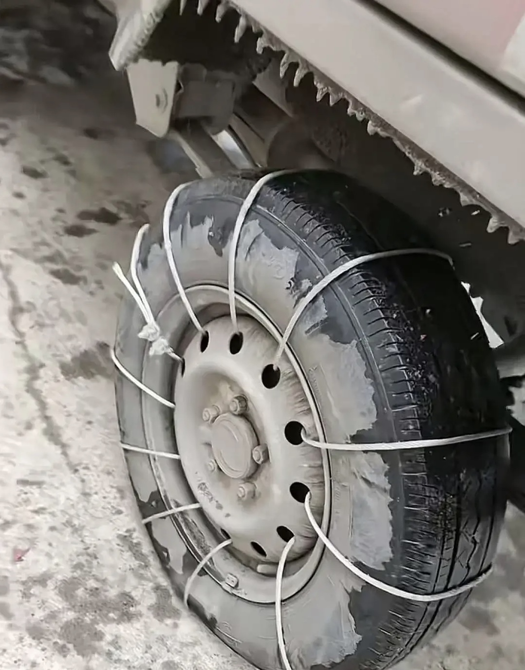 看人家送水师傅自制的防滑链，虽然我看不出来这防滑链防滑效果怎么样，但是我看得出来