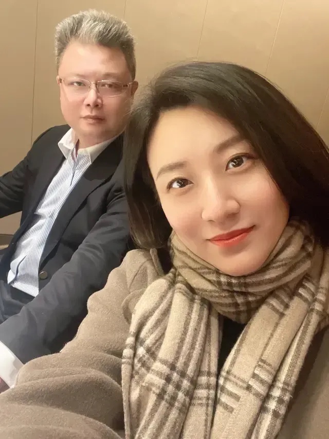 谁老公谁爱，我老公50岁了，我一样觉得他好帅。
