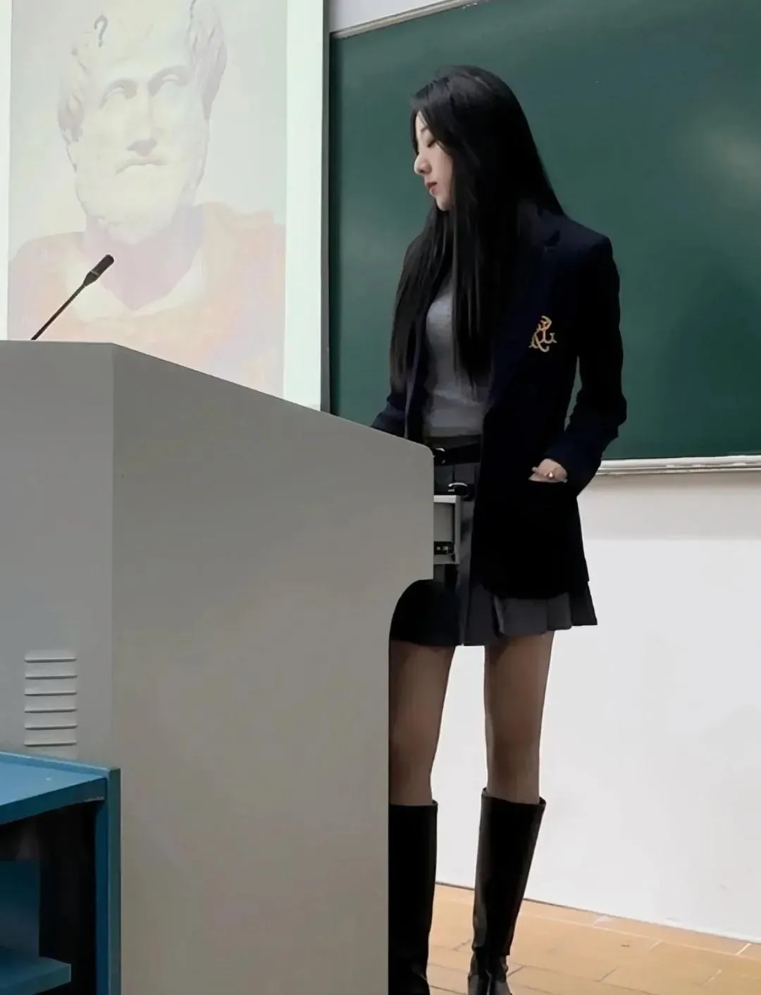 发现一个有趣的现象，现在大学导员是原来越年轻了，而且以女性居多。
很多女性在找工