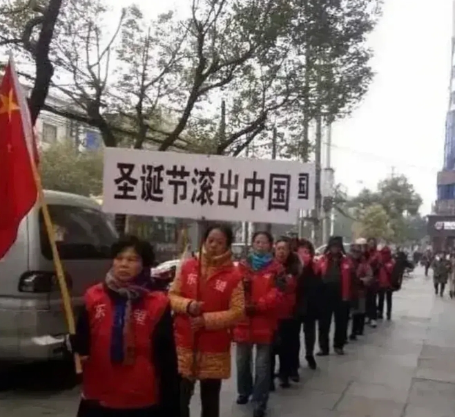 真的没必要这么抵制圣诞节！

大妈，天气这么冷，还是回家呆着吧，你不想过就不过，