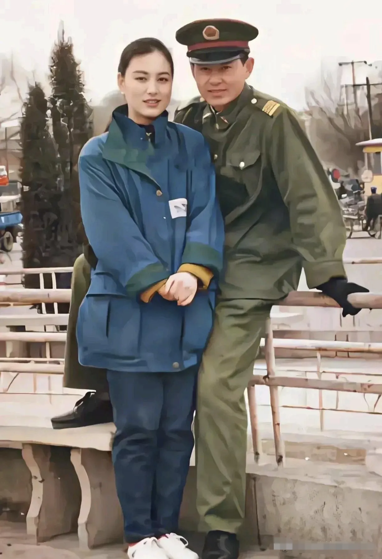 这张照片拍摄于1995年，四川省成都信息工程学院大四女生到黄田坝看望男朋友，到街