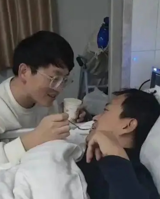 泪目！河南，男子父母双亡，突发脑梗住院！好友知道后，竟然不远千里从陕西赶到医院，