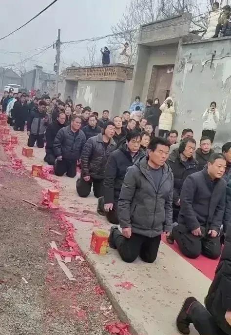 令人感到诧异的是，道路上跪着的竟然都是男性，没有一名女性。难道女性没有跪地的资格