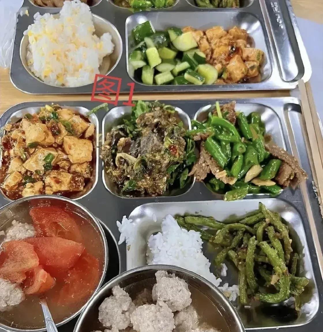 图一是机关、企事业单位员工食堂2元工作餐，菜品丰富，花样多！
图二是学生预制菜，