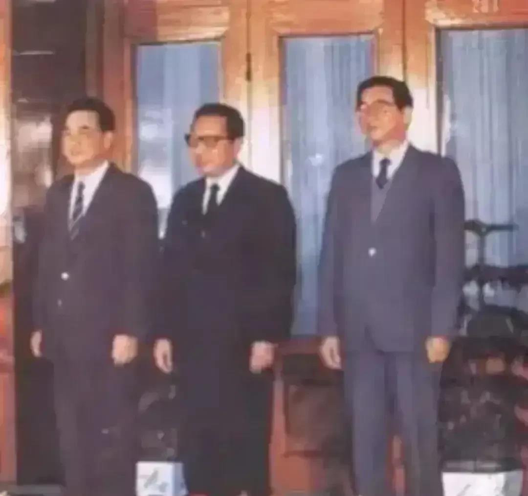 这是1987年11月，新当选的十三届政治局常委在与中外记者见面会上留下的照片。
