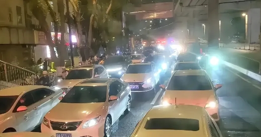 在广州实施限行政策之后，拥有汽车的人们纷纷把车辆驶上街头，结果导致了更加严重的交