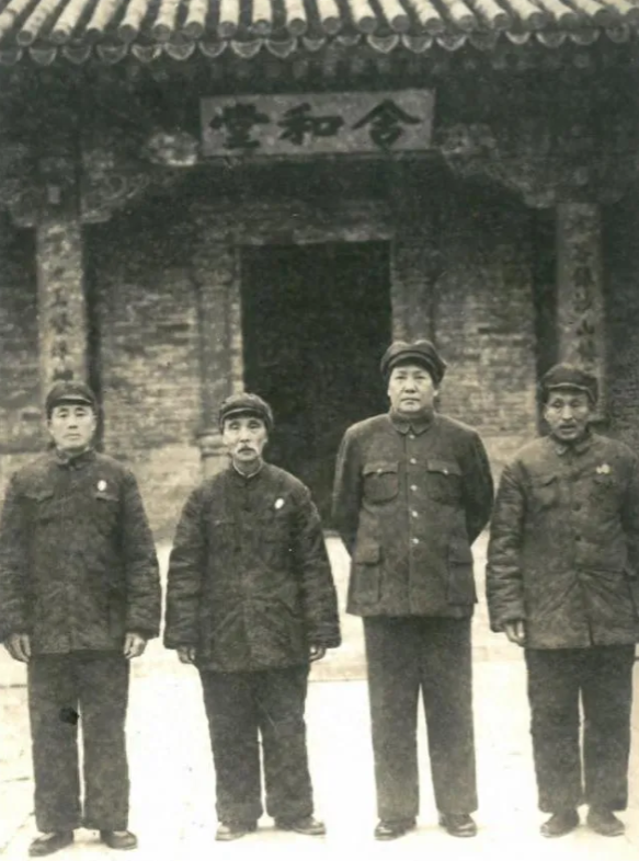 1951年，毛主席和三位发小的合影，个个都是毛主席的恩人。毛主席一直记得曾经帮助